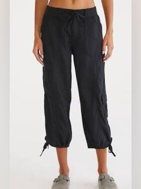 Aeropostale Black Utility Cargo Capri Pant With Adjustable Drawstrings (Size XS)